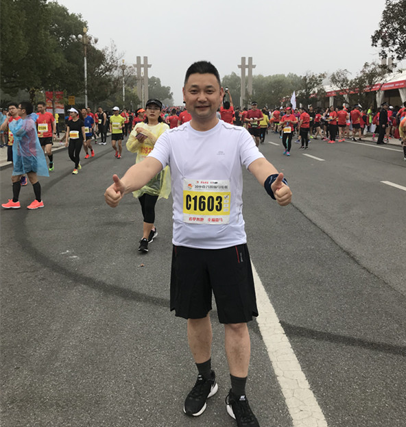 德萊寶總經理徐建明參加2019嘉興國際馬拉松.jpg