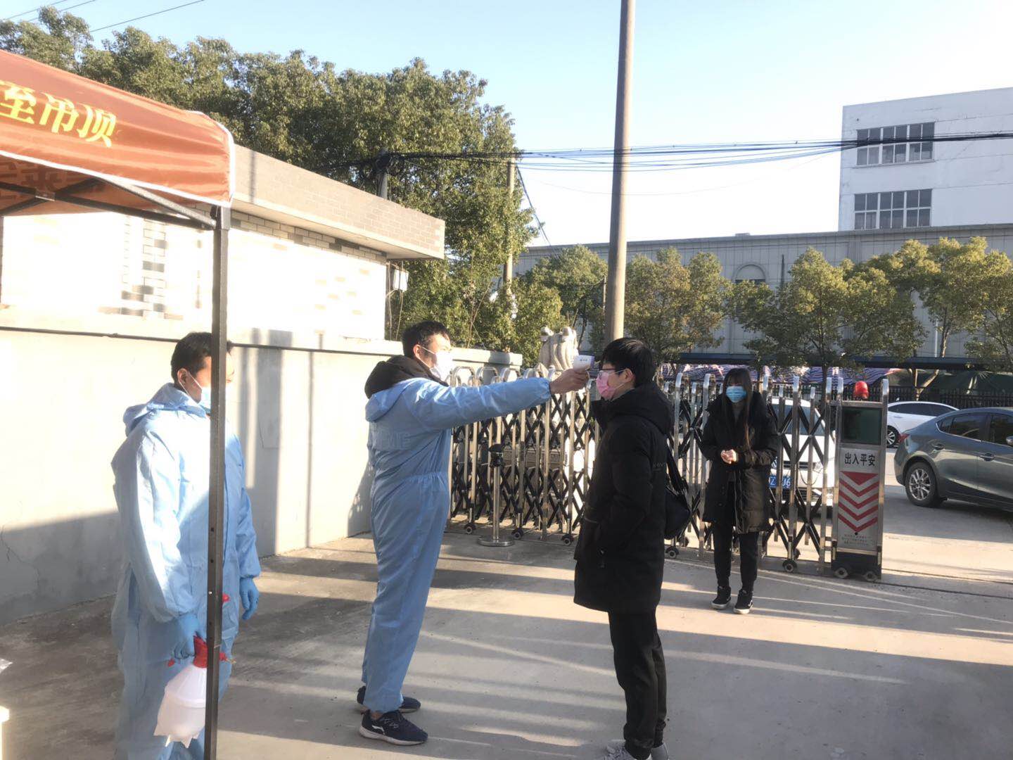 德萊寶正式復工，為員工做體溫監測.jpg